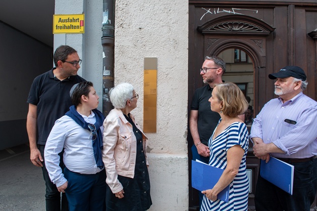 Angehörige mit den Erinnerungszeichen in der Westermühlstraße 37