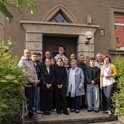 Gruppenbild mit Erinnerungszeichen Münchner Wohnen