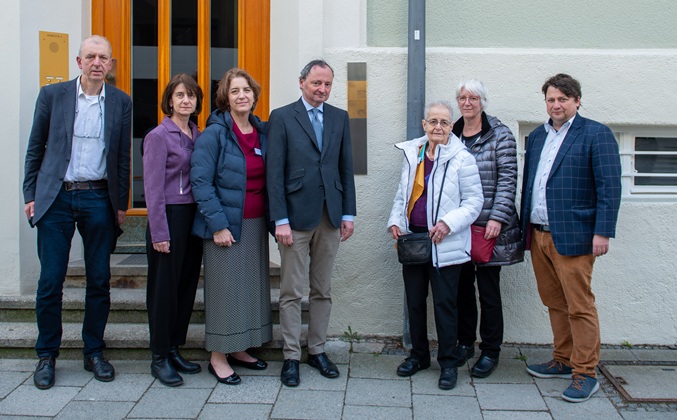 Gruppenfoto mit den Erinnerungszeichen für Erna und Friedrich Siegmund Marx