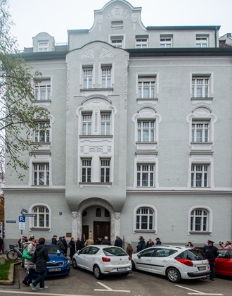 Anbringung des Erinnerungszeichens für Dr. Michael Stich